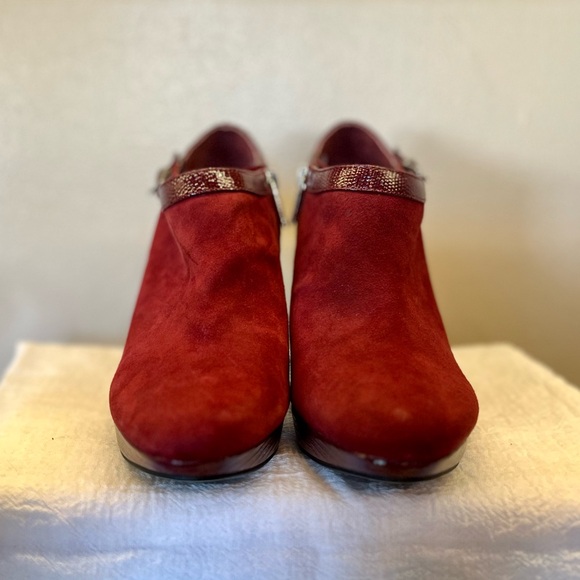 Bandolino Burgundy Suede Heels - Picture 5 of 8